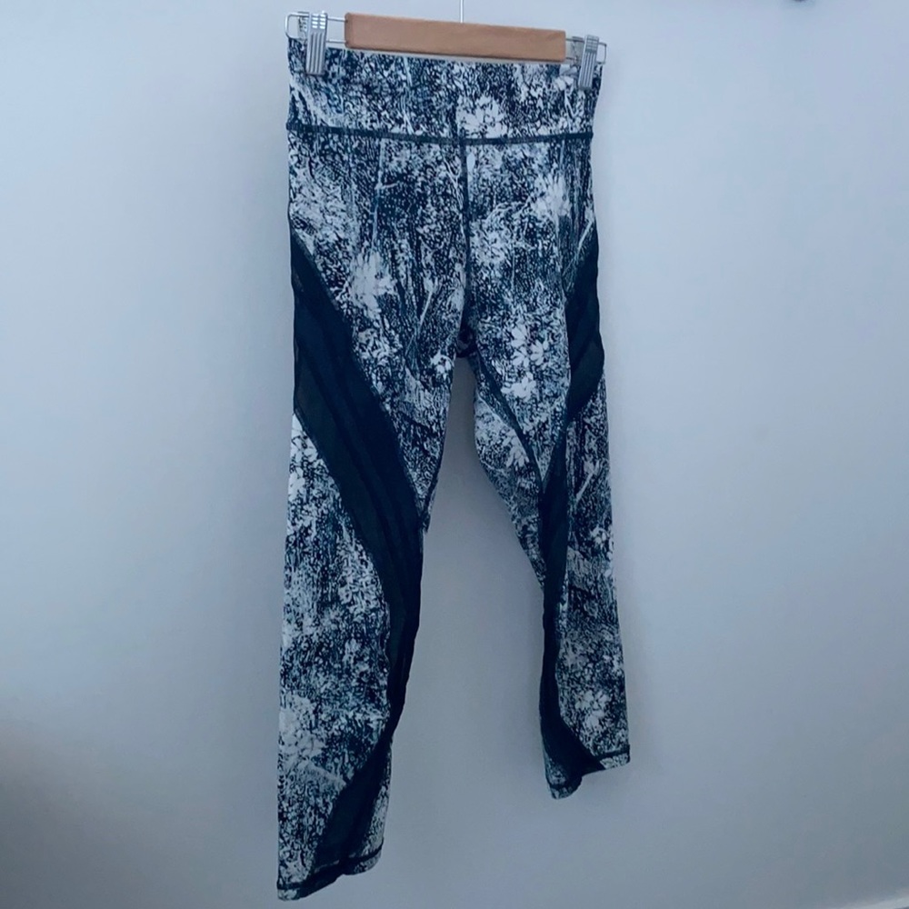 LULULEMON high waisted leggings like new!!  Size 8